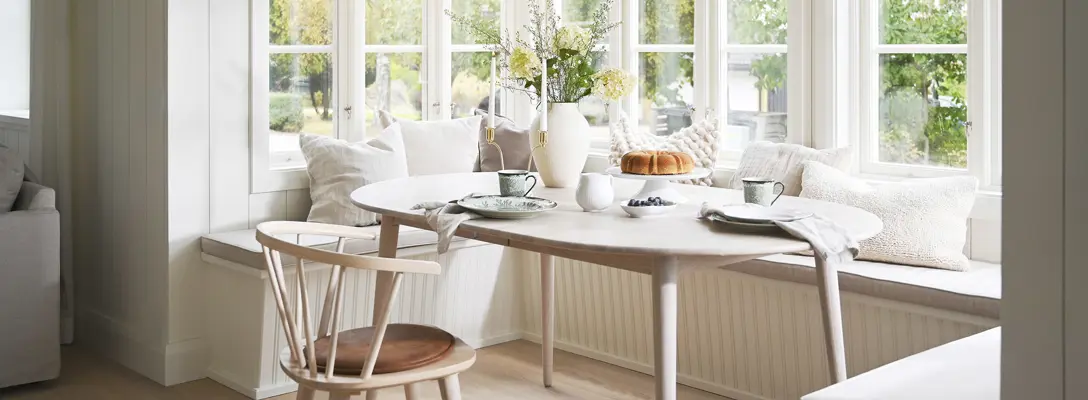 kattvik 119714-106232-110527 b mb Tyler table whitewash Carmen chair whitewash Fulton cushion brown.