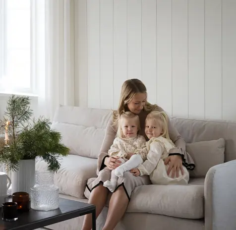 Christmas Peyton sofa kids and mum kattvik.
