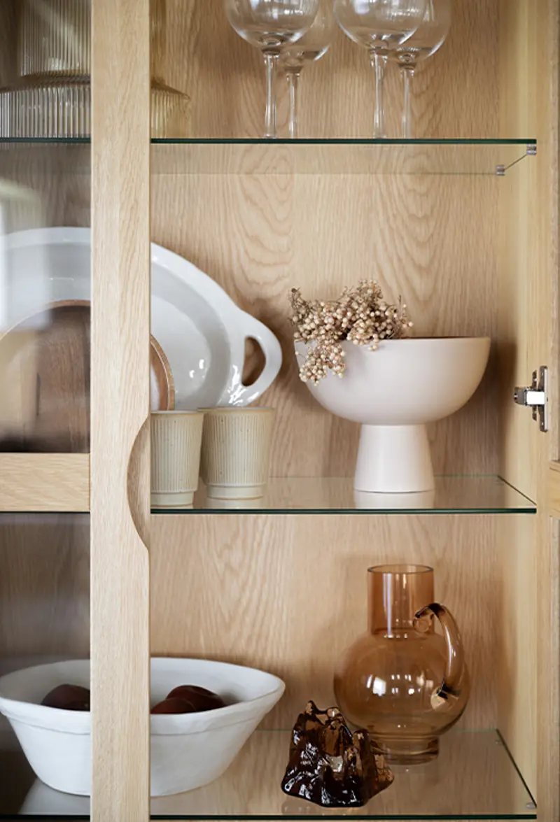 Filippa glass cabinet oak closeup.