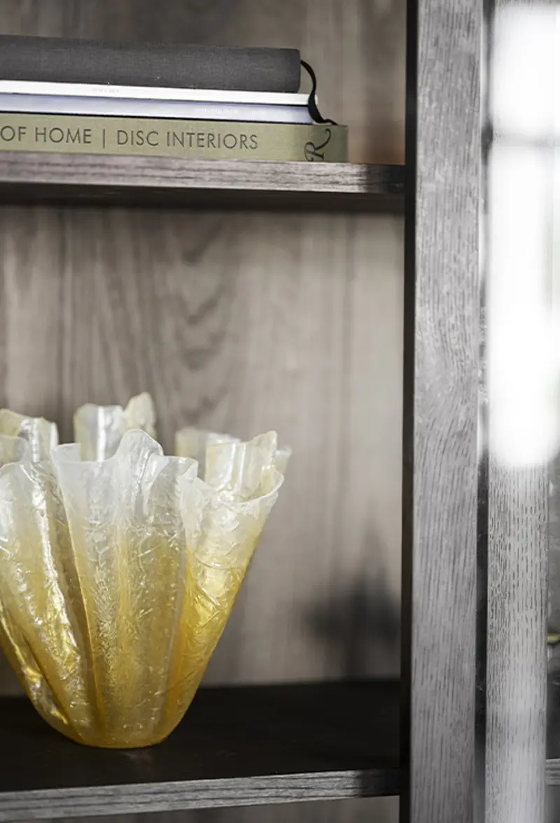 Hazelton glas cabinet brown vase.