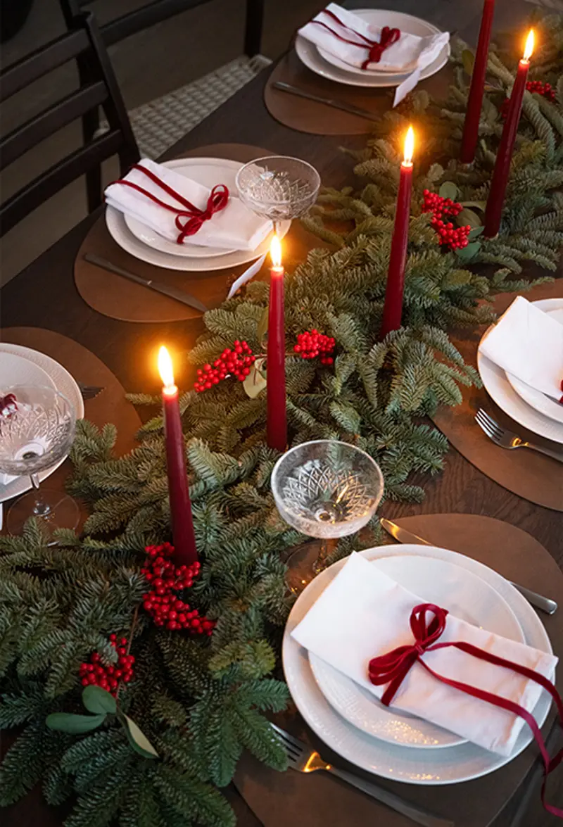 Tablesetting christmas red candles.