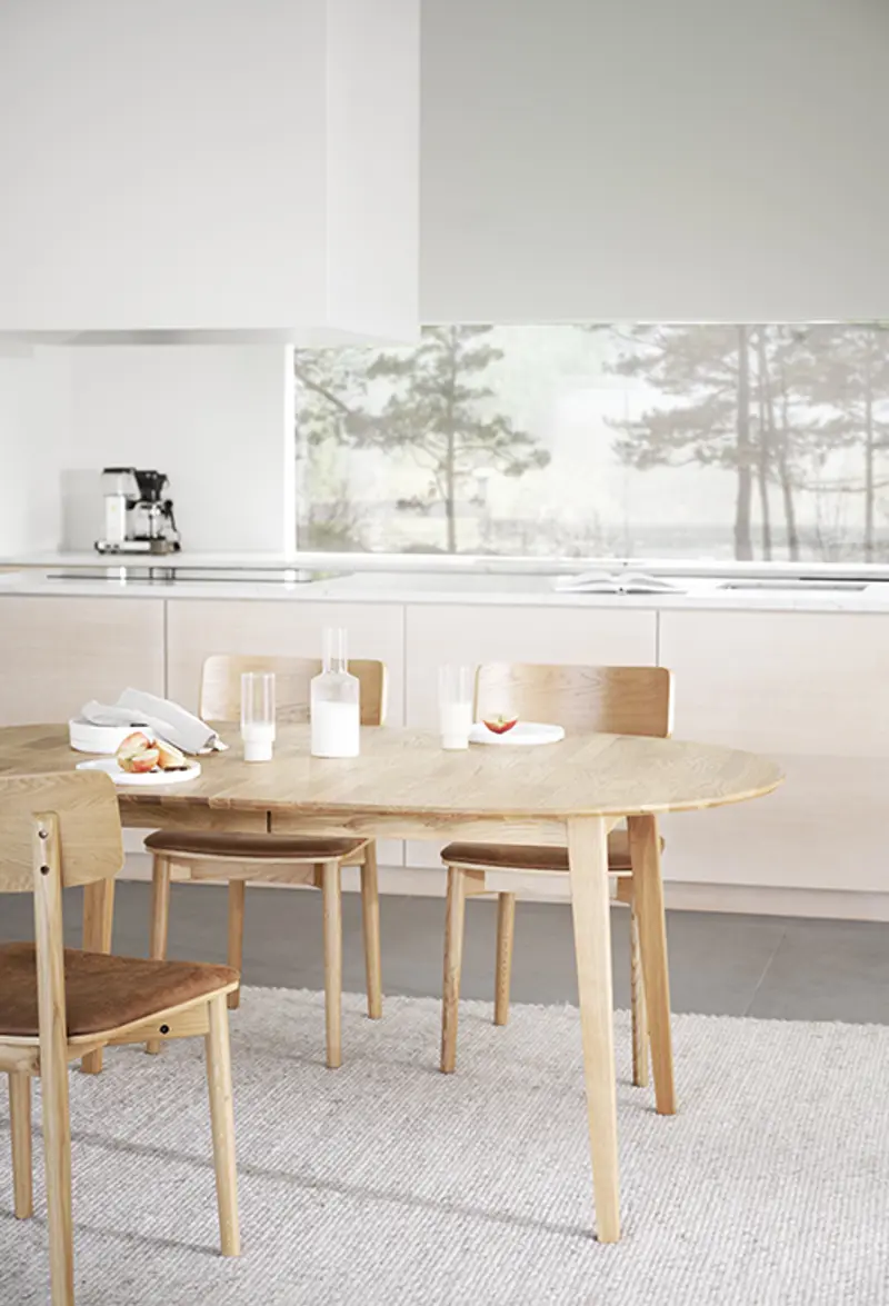 Filippa dining table 117625 wolcott oak.