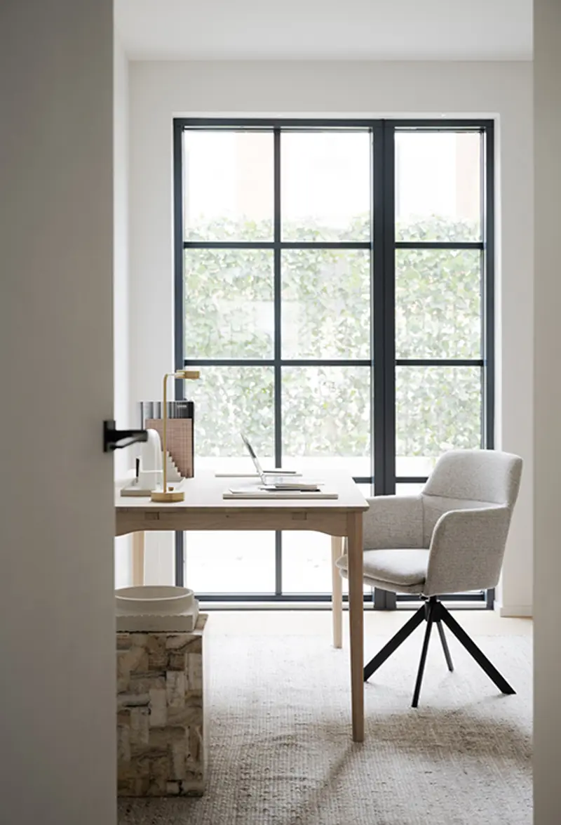 123222-123128 b mb Markham dining table in whitewash oak, gladstone armchair light beige tyg black metal, 02 Image portrait px.