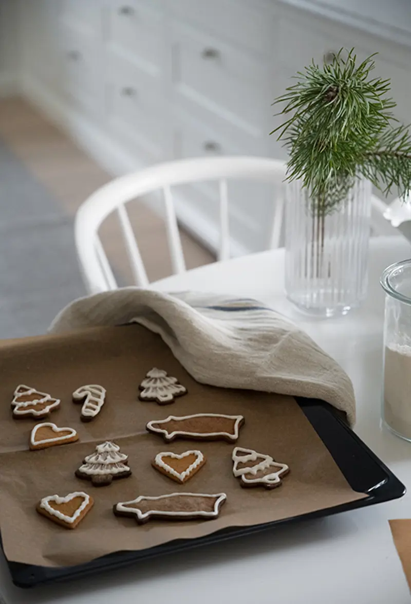 Baking gingerbread with topping.
