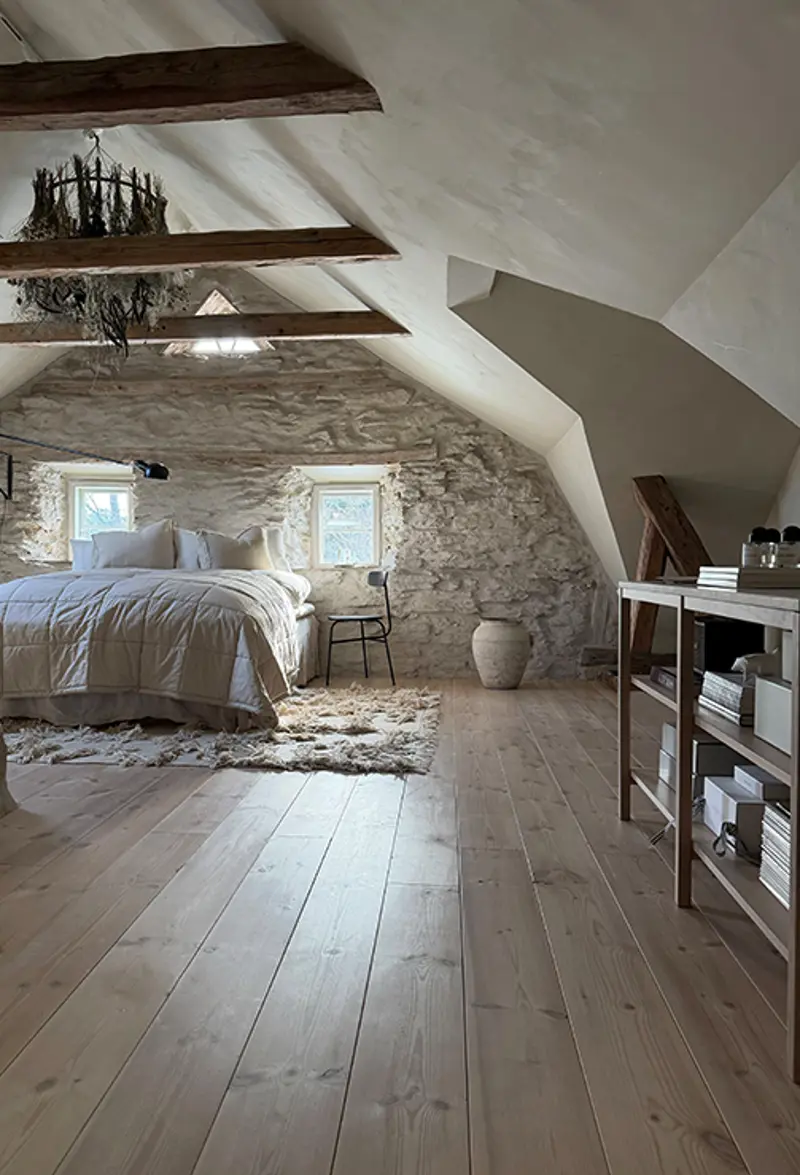 Orwel consol table whitewash.