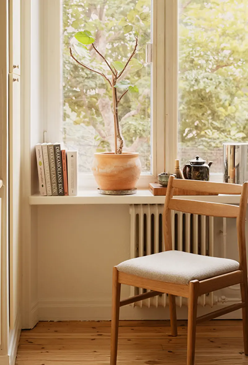 Kerwin dining chair oak fabric.