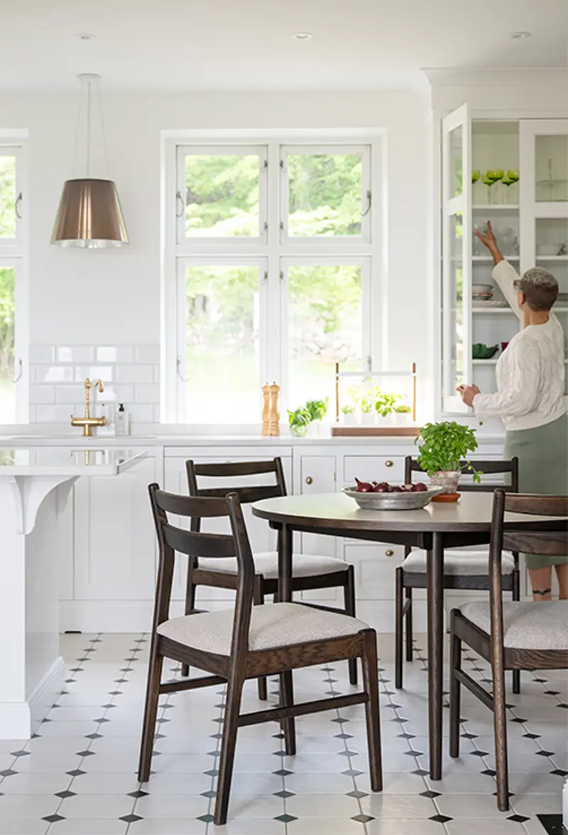 Fairmount round dining table brown kerwin dining chair.