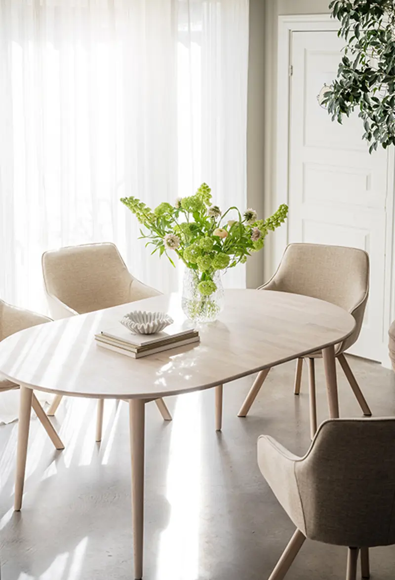 Tyler dining table whitewash elipse.