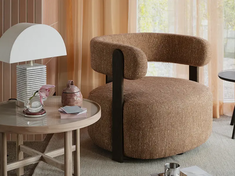 Jenison lounechair amber brown.