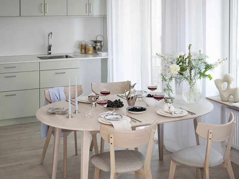 Filippa dining table ami chairs whitewash.