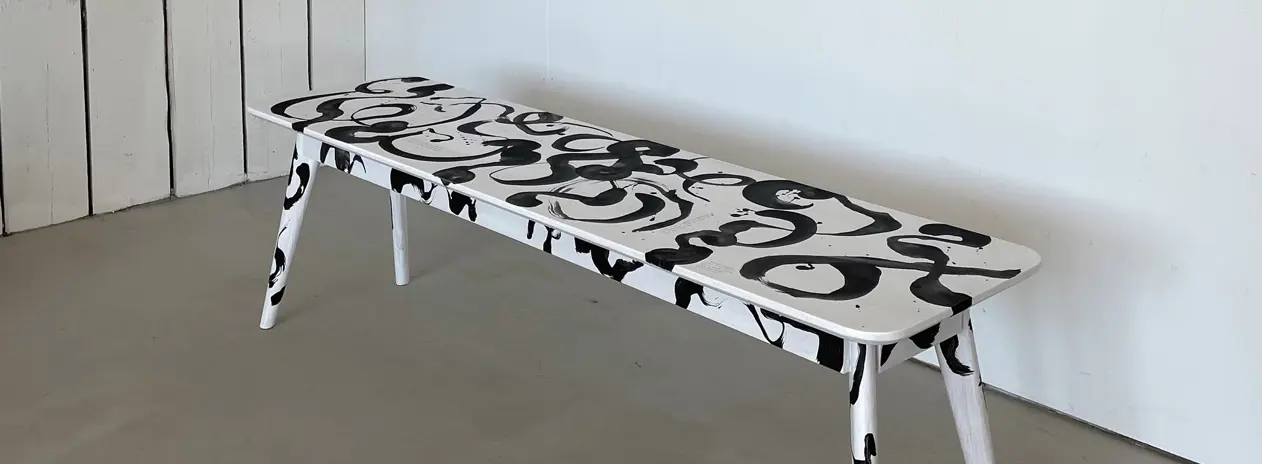 Ylva skarp Yumi bänk hero.